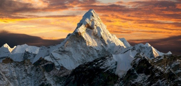 أين يقع أعلى جبل في العالم