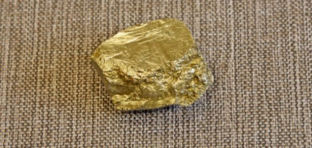 العلاقة بين حمض الكبريتيك والذهب