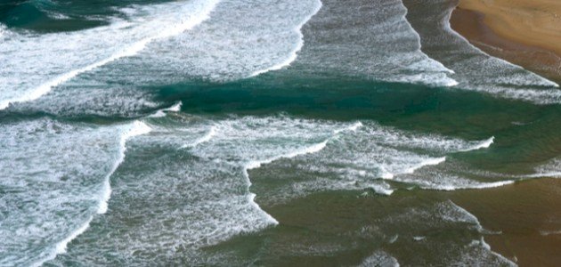 الفرق بين الأمواج والتيارات البحرية