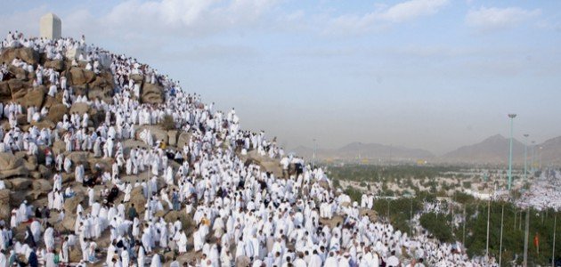 خطبة عرفة ما حكم استماع الحجاج إليها من أماكنهم خارج المسجد