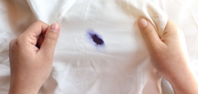 طريقة إزالة البقع الزرقاء من الملابس البيضاء