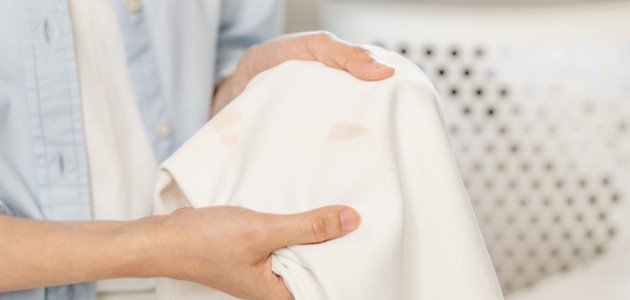 طريقة إزالة بقع الدهون من الملابس بعد غسلها