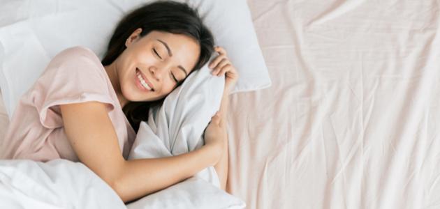 فوائد الضحك أثناء النوم