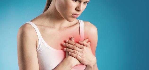 ما أسباب الألم في الثدي الأيسر