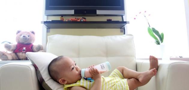 متى يمكن لطفلي مسك الرضاعة بيده؟